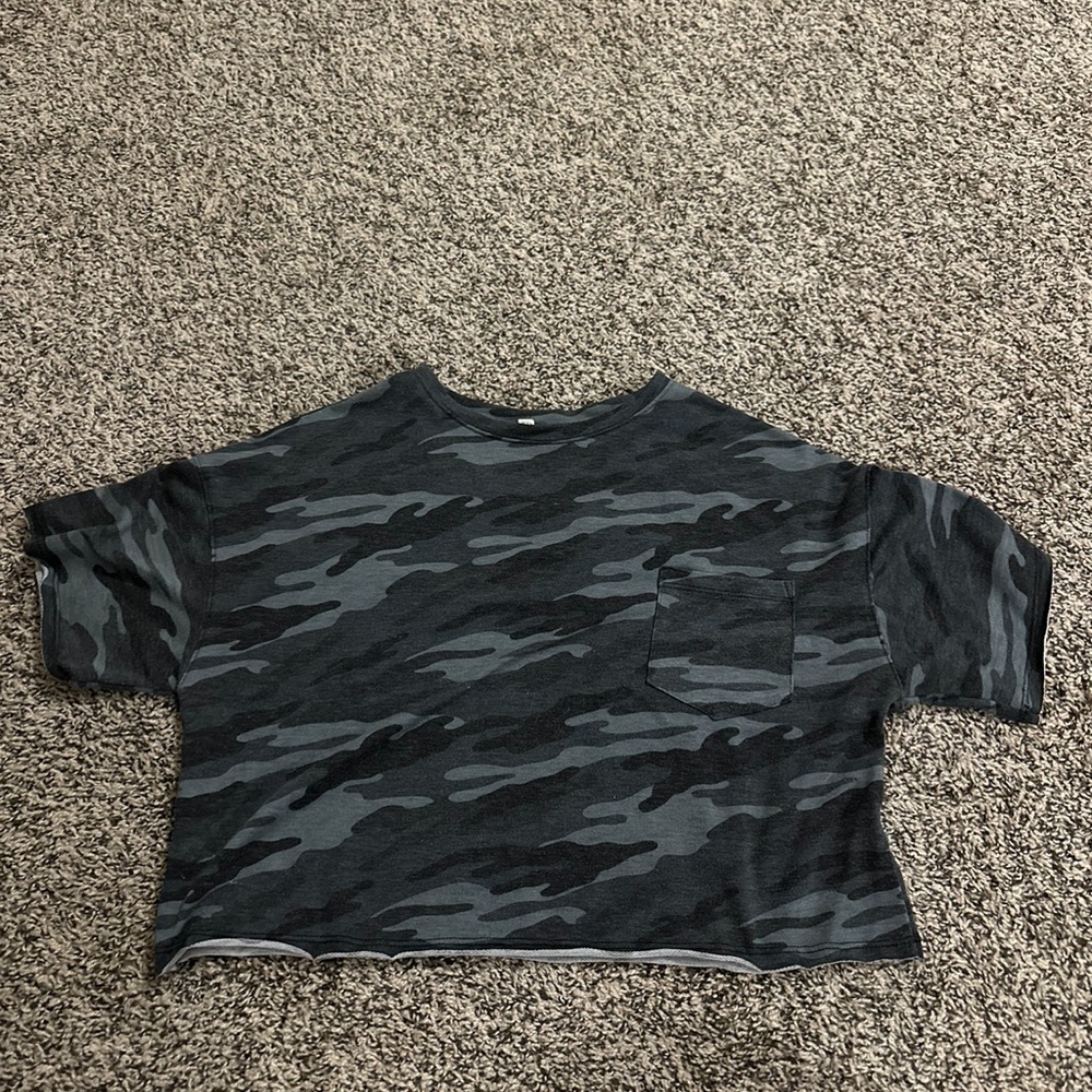 Cropped camo pocket tee